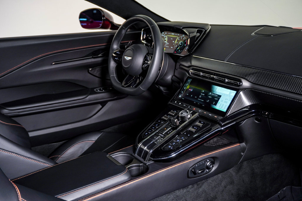 Used 2025 Aston Martin V8 Vantage Coupe RWD image 16