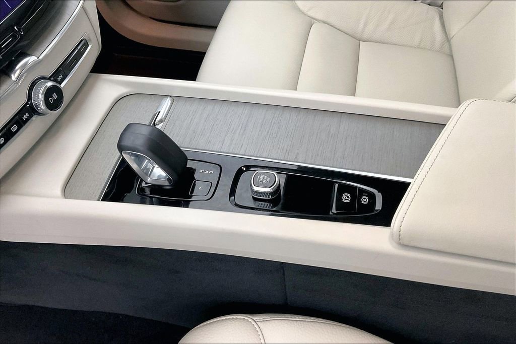 Certified 2023 Volvo XC60 B5 Plus w/ Protection Package Premier image 19