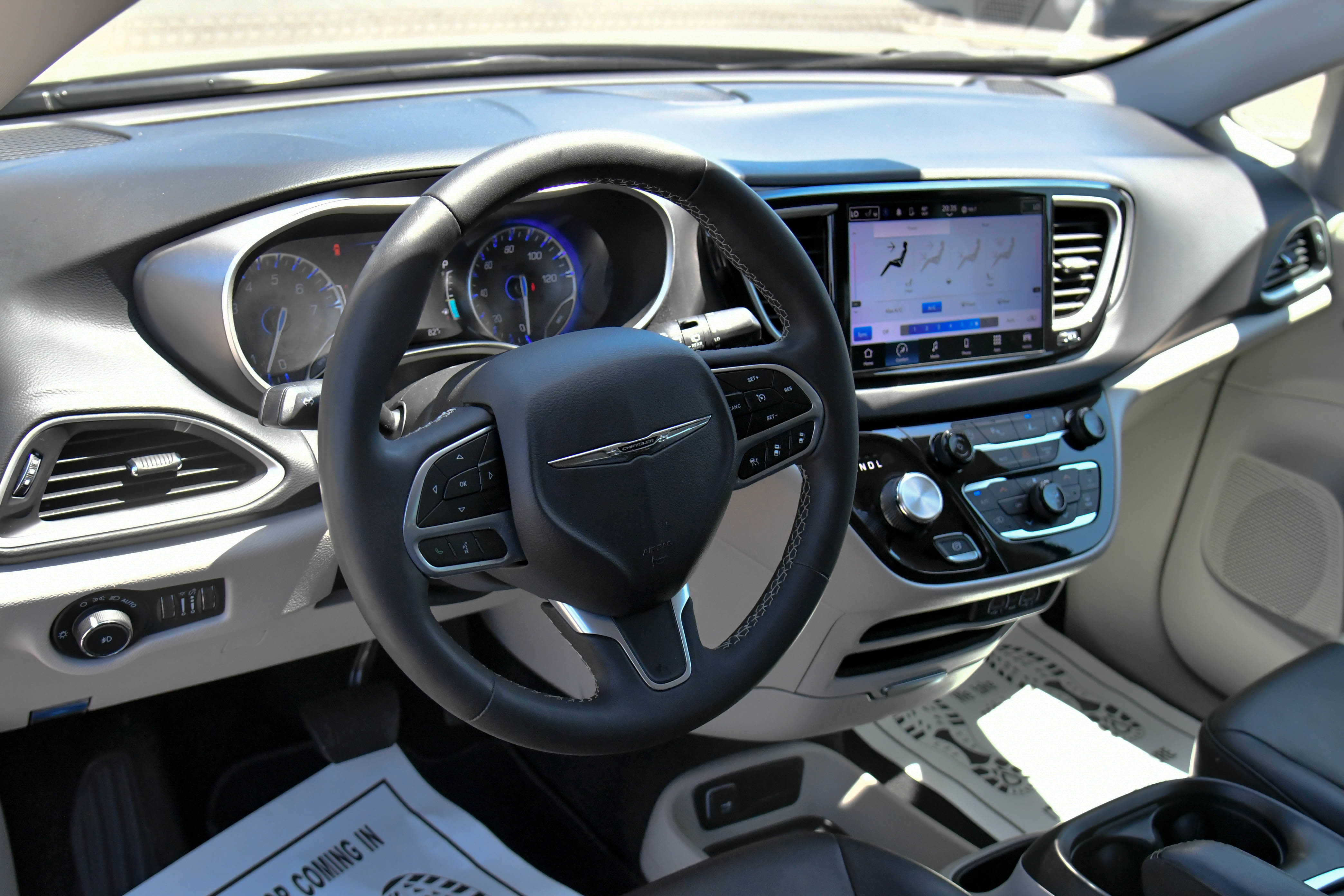 Used 2023 Chrysler Pacifica Touring-L FWD image 16