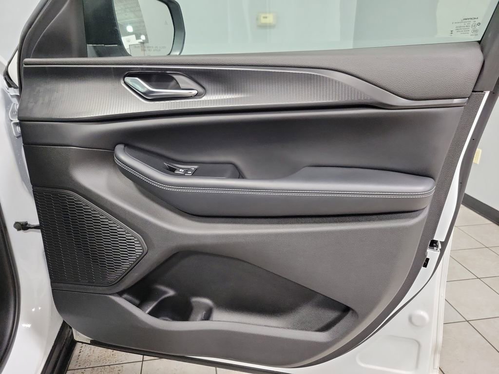 Used 2024 Jeep Grand Cherokee Laredo X image 26