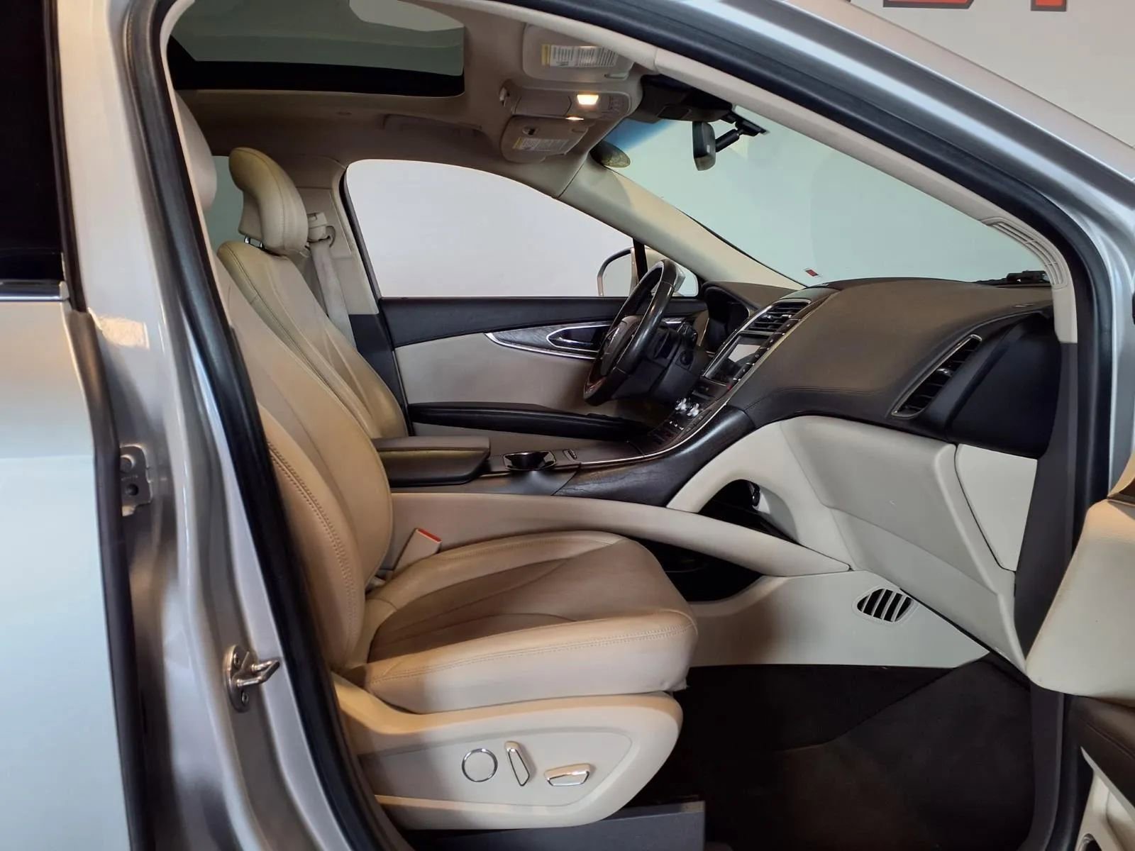 Used 2019 Lincoln Nautilus Reserve image 12