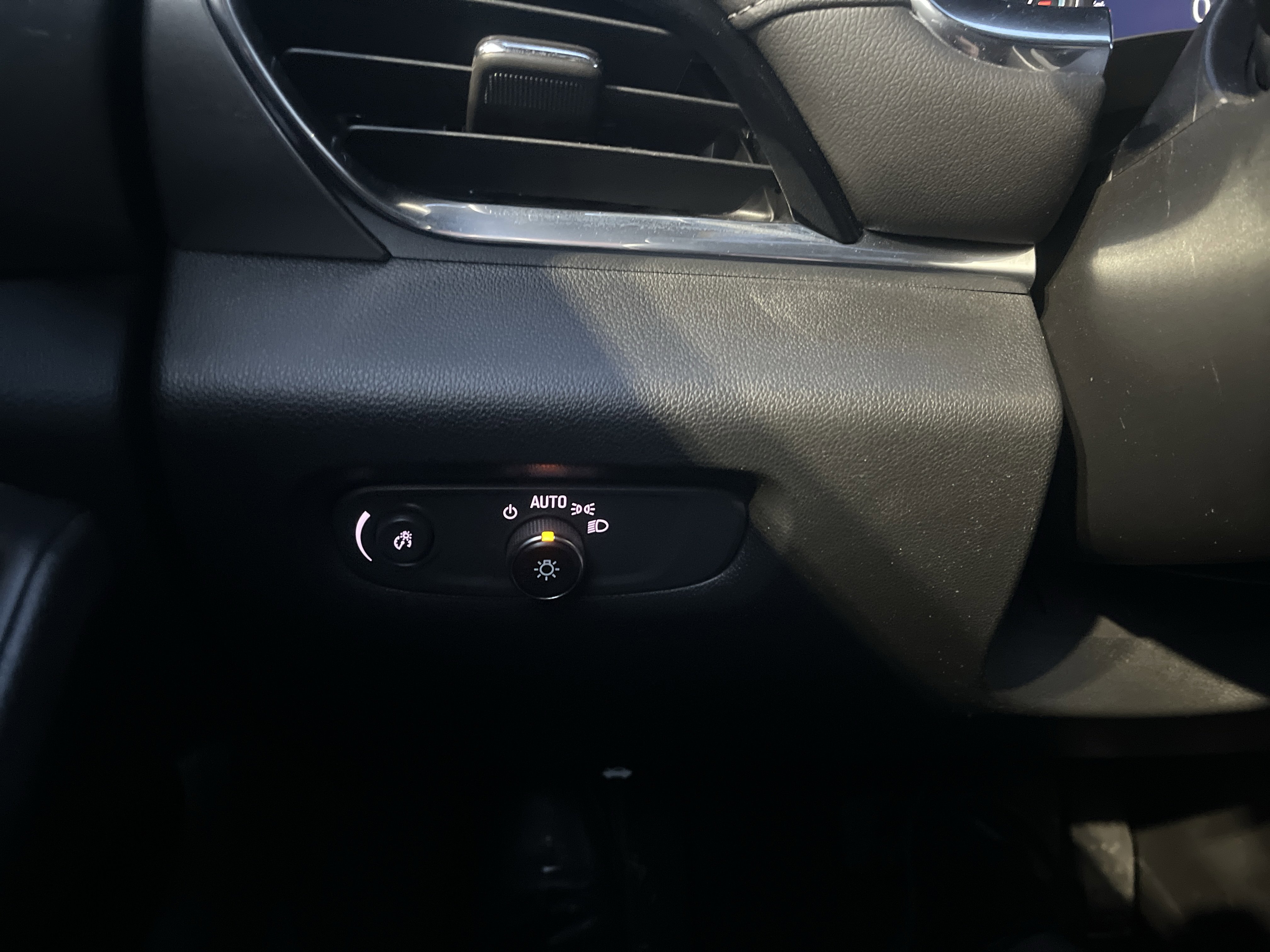 Used 2023 Chevrolet Traverse LT image 23