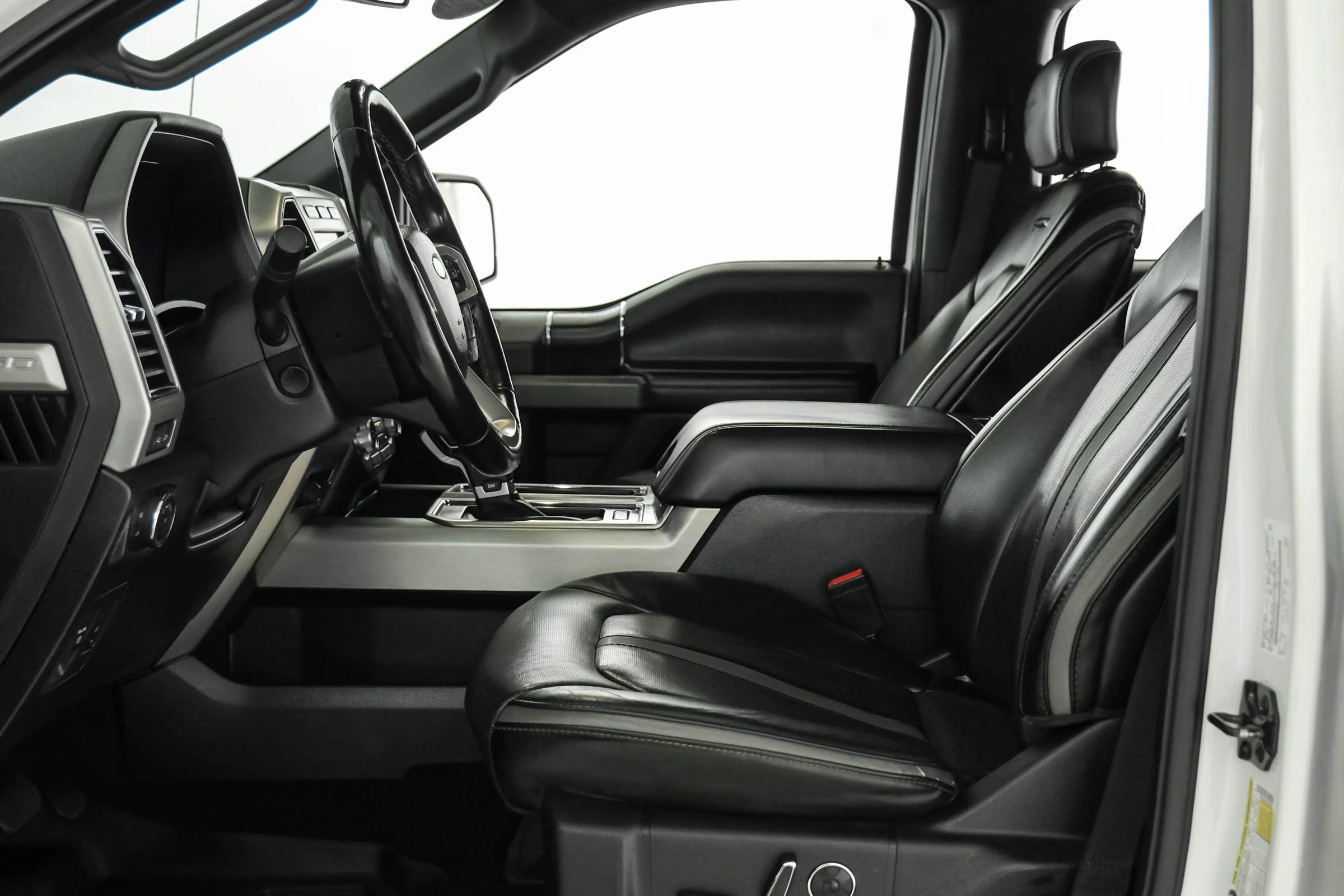 Used 2018 Ford F150 Platinum w/ Equipment Group 701A Luxury AWD/4WD image 3
