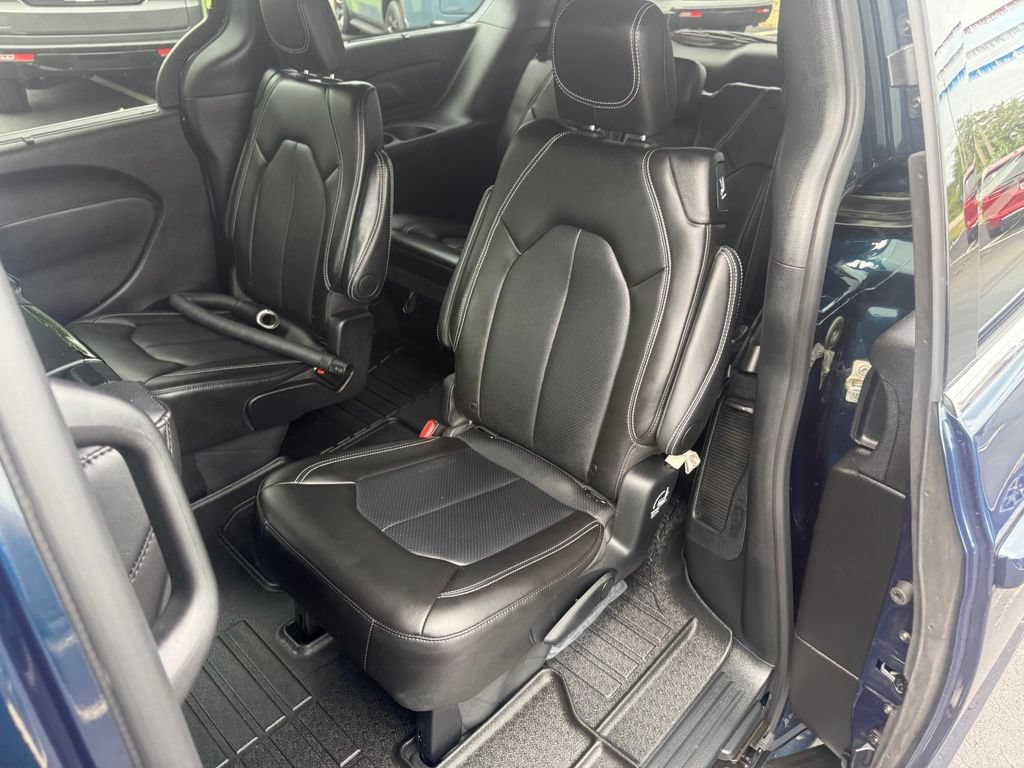 Used 2025 Chrysler Pacifica Select w/ Uconnect Theater Family Group AWD/4WD image 36