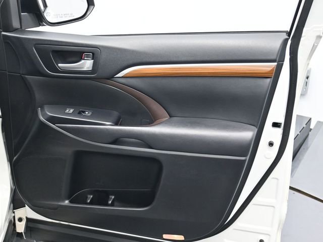 Used 2017 Toyota Highlander Limited Platinum image 33