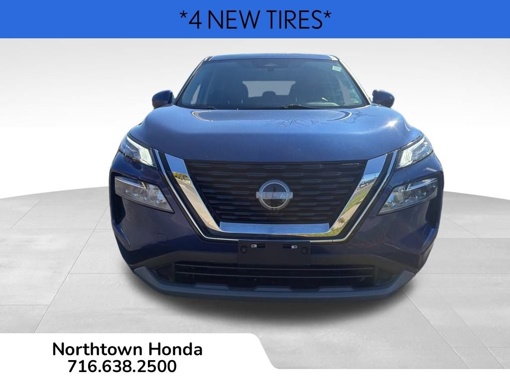 Used 2023 Nissan Rogue SV image 2