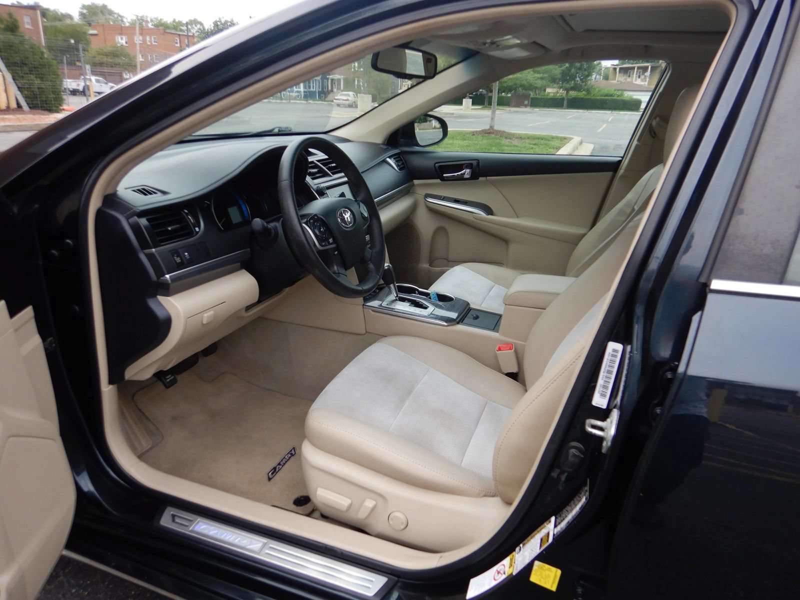 Used 2012 Toyota Camry XLE w/ Leather Pkg FWD image 12