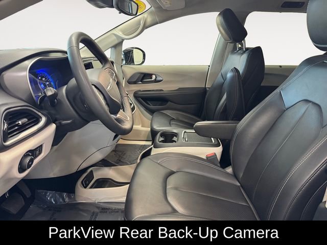 Used 2024 Chrysler Pacifica Touring-L image 8
