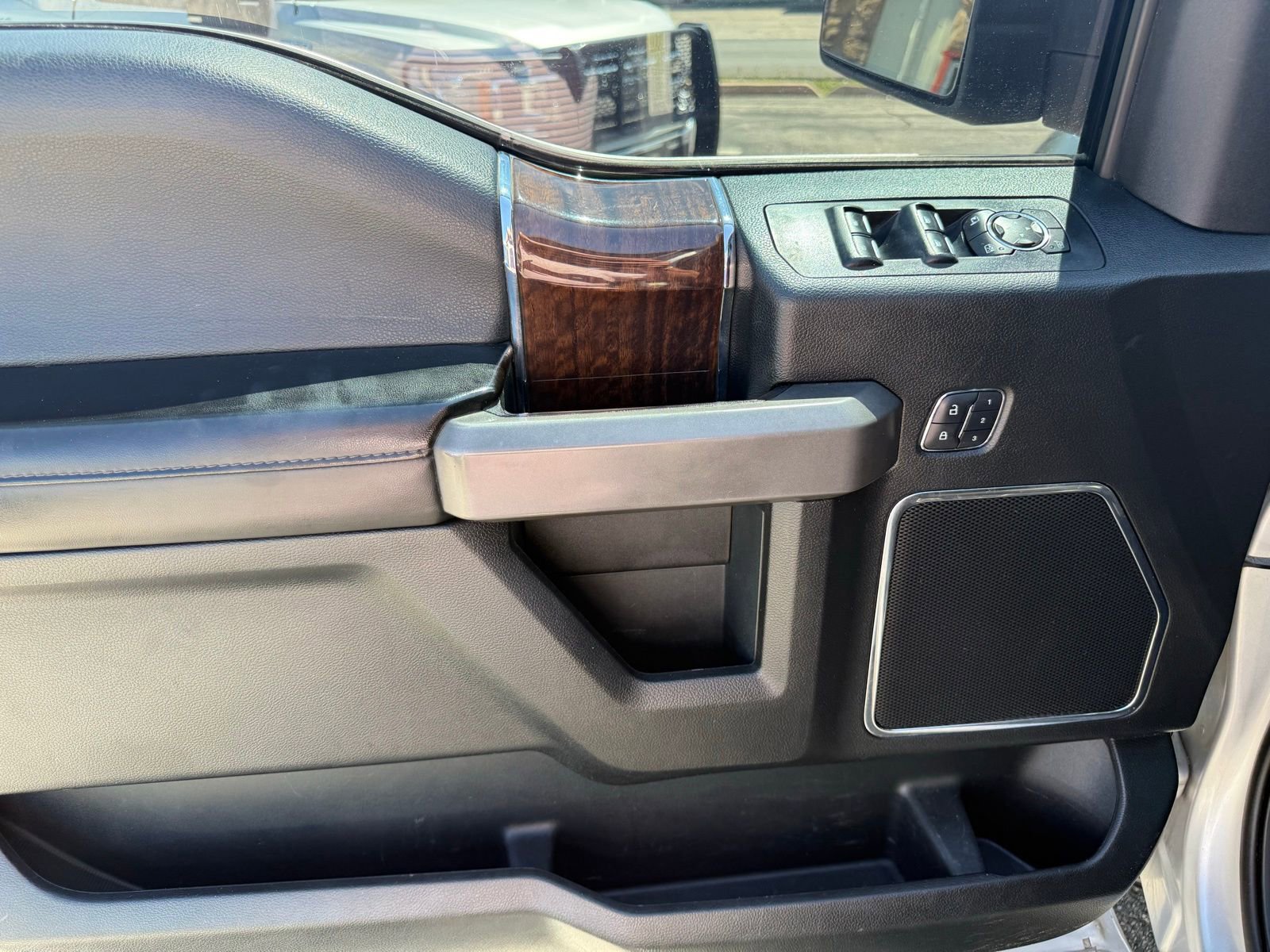 Used 2015 Ford F150 Platinum w/ Equipment Group 701A Luxury image 10