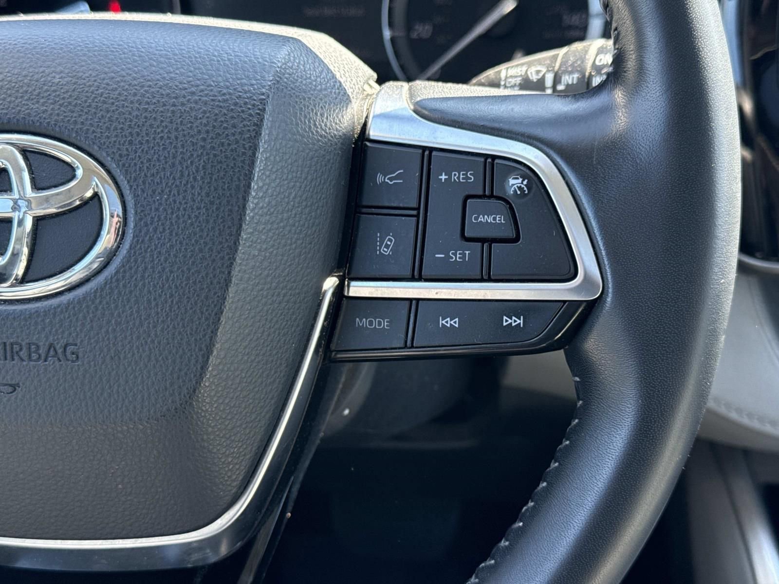 Used 2020 Toyota Highlander XLE AWD/4WD image 14