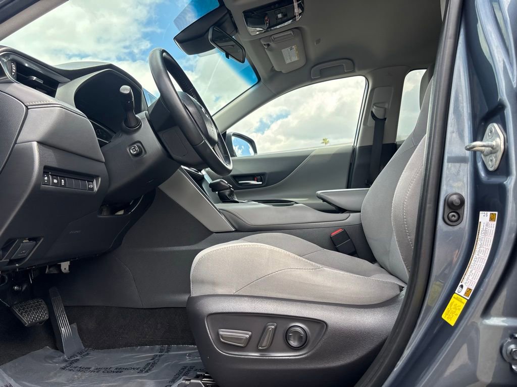 Used 2023 Toyota Venza LE image 12