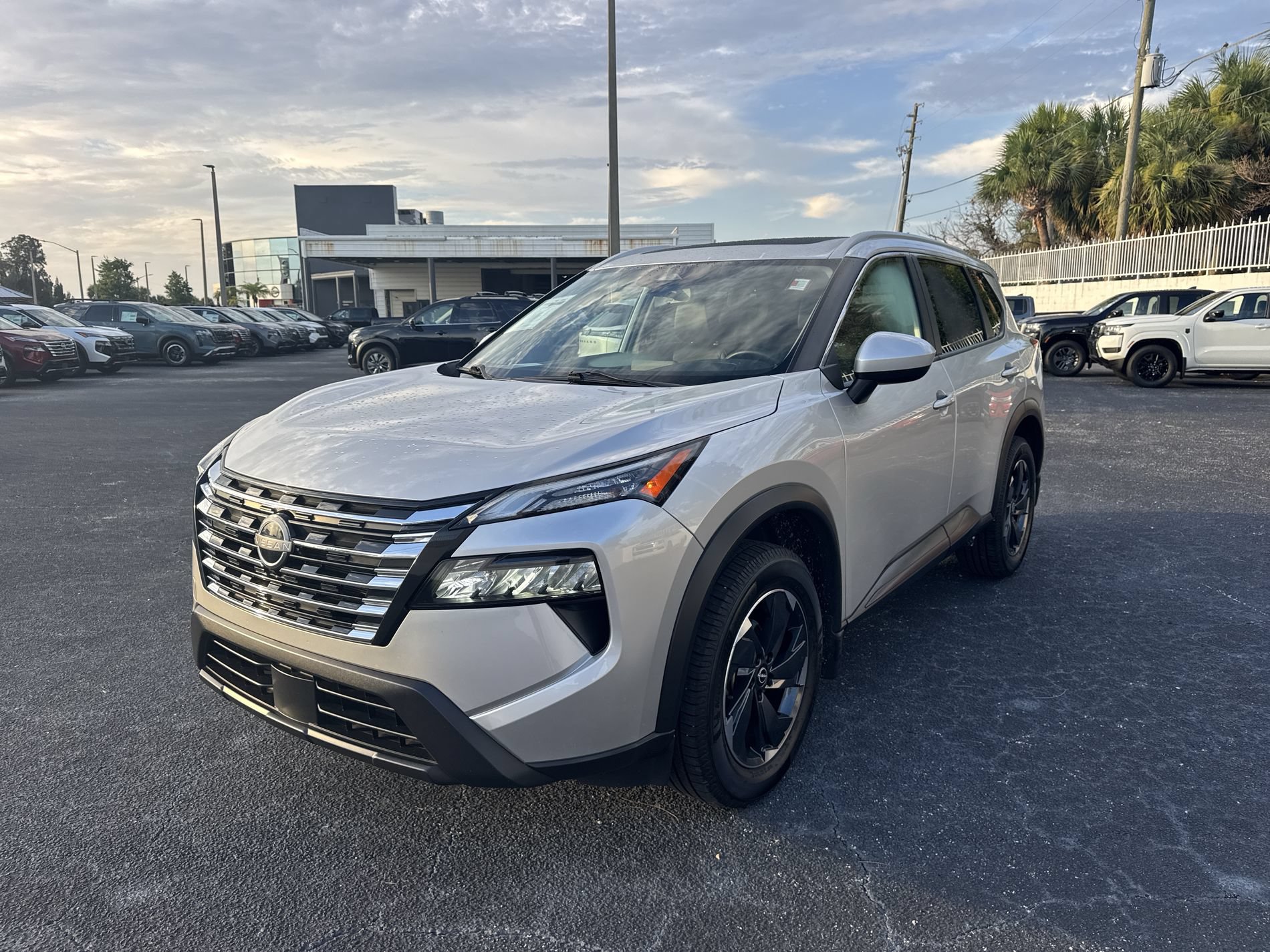 Used 2024 Nissan Rogue SV w/ SV Premium Package FWD image 8