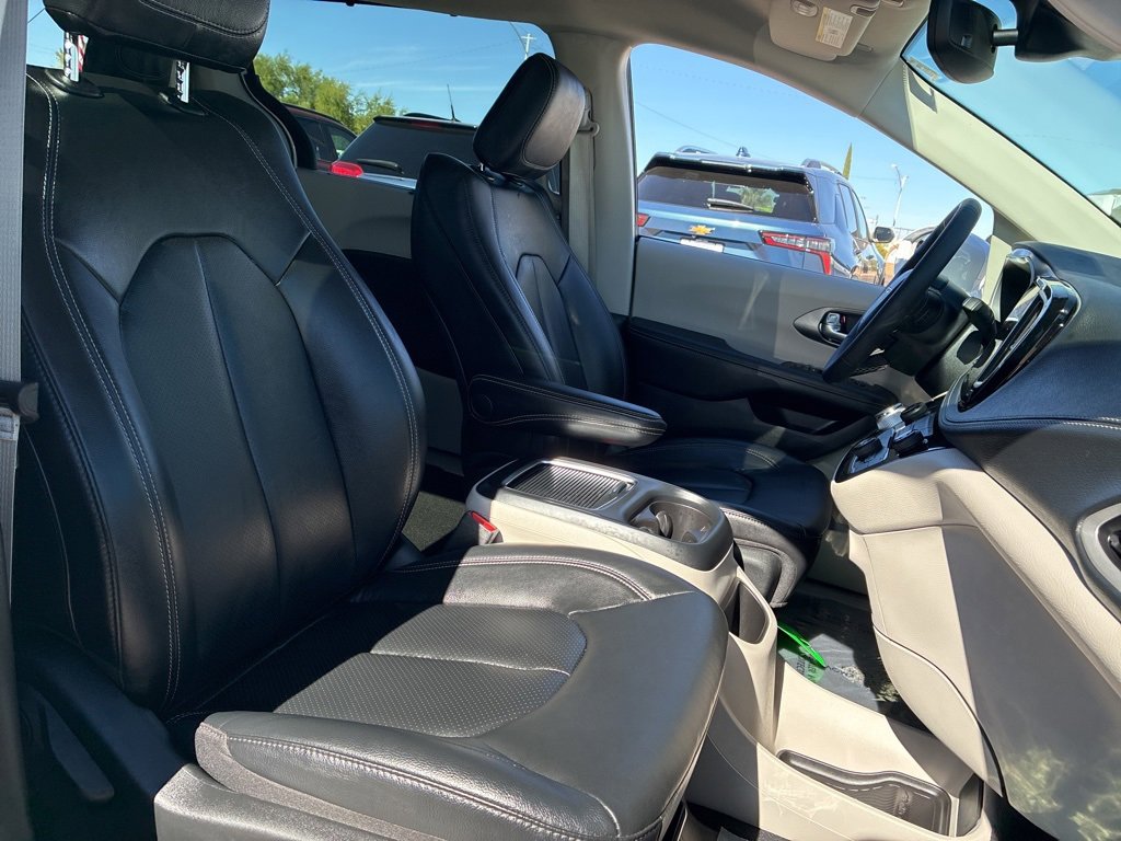 Used 2022 Chrysler Pacifica Touring-L image 13