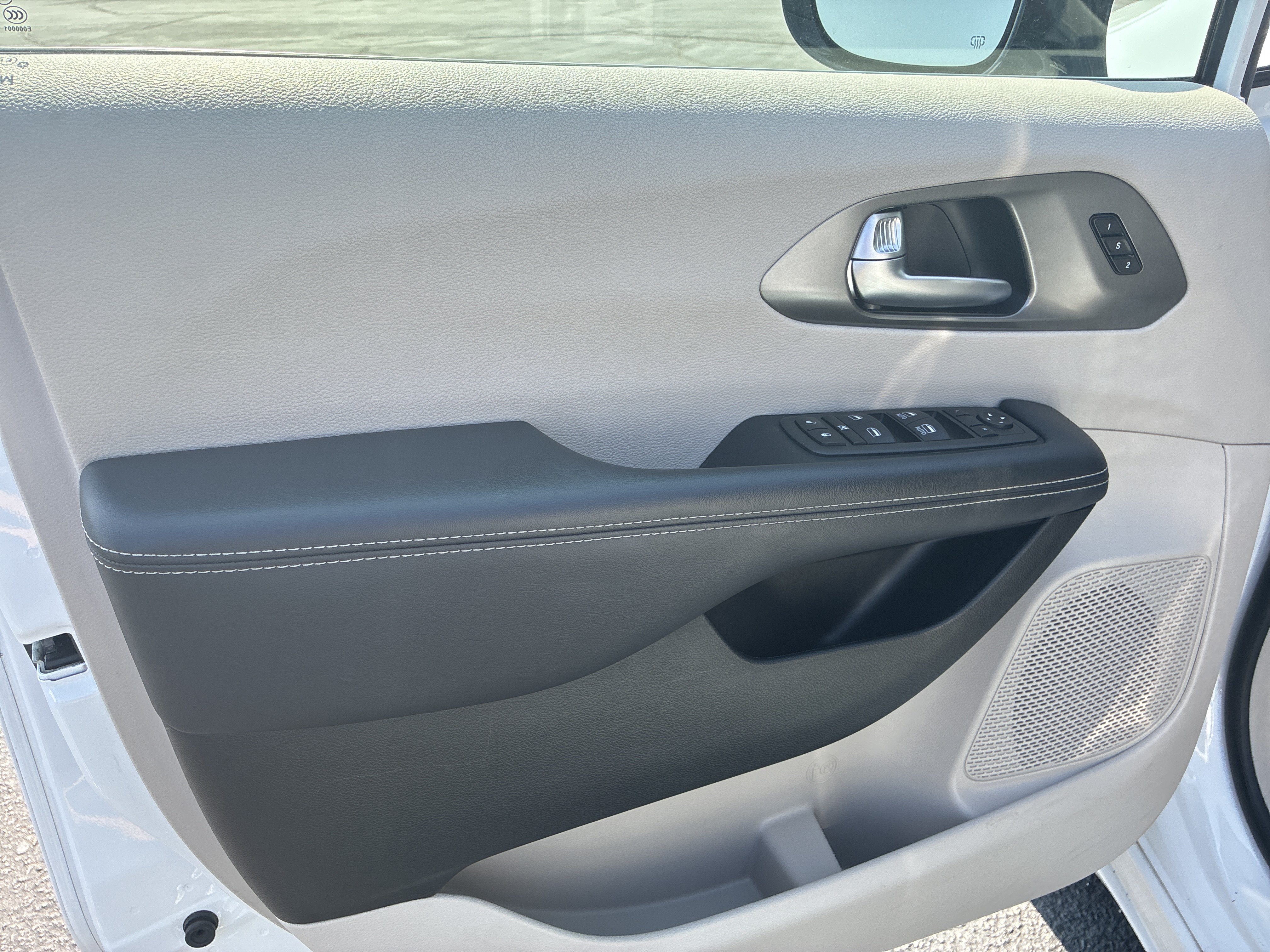 Used 2024 Chrysler Pacifica Touring-L FWD image 17