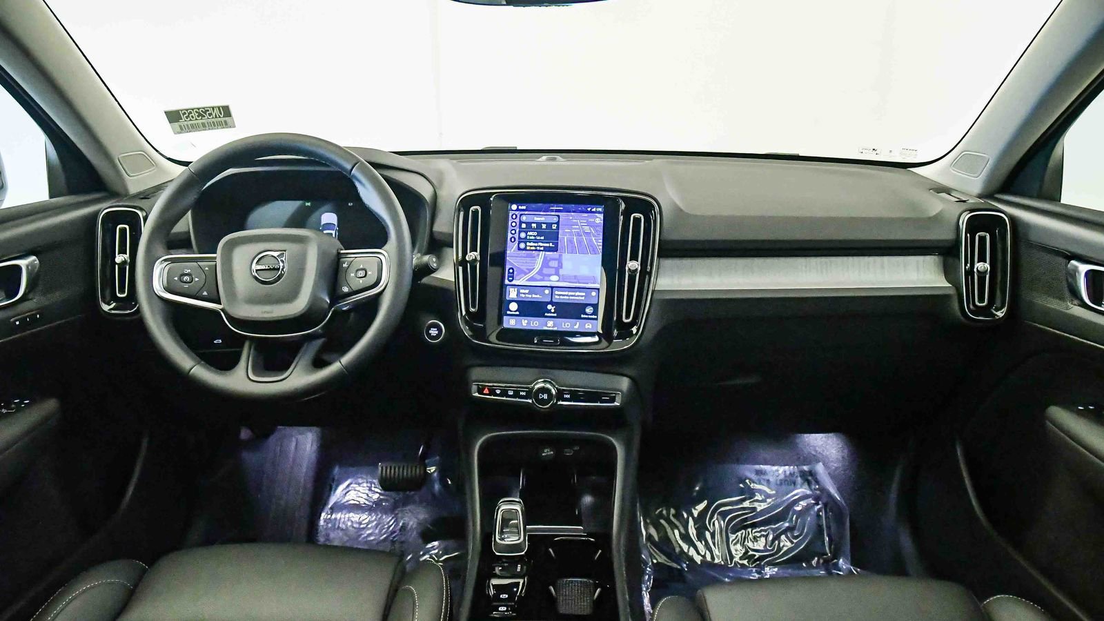 Certified 2025 Volvo XC40 B5 Plus w/ Protection Package Premier image 15