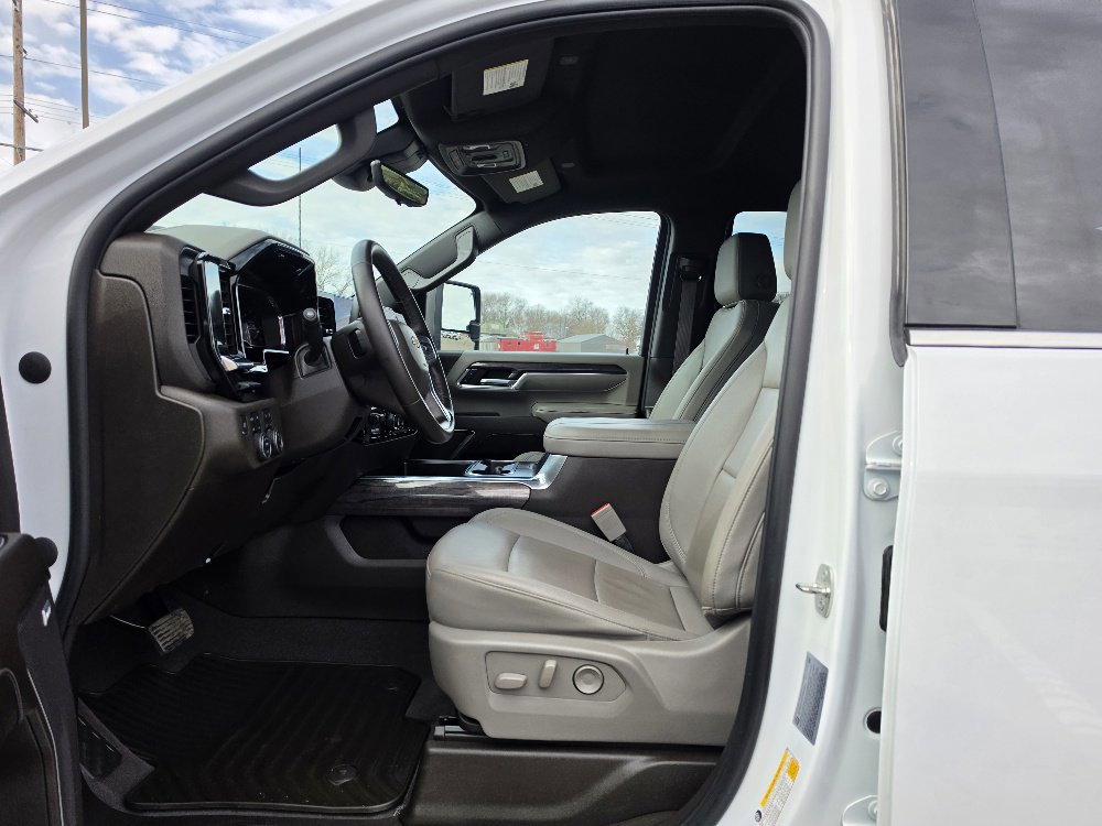 Used 2024 Chevrolet Silverado 2500 LTZ w/ LTZ Convenience Package image 4