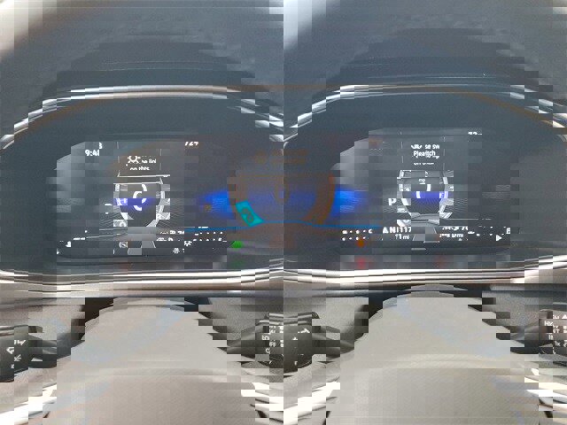 Certified 2025 Volkswagen Taos SE image 21