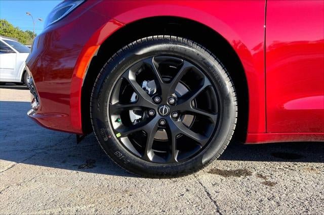 New 2026 Chrysler Pacifica Select w/ S Appearance Package FWD image 40