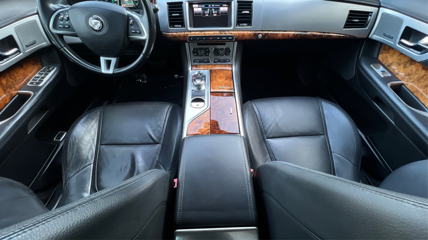 Used 2015 Jaguar XF Premium RWD image 38