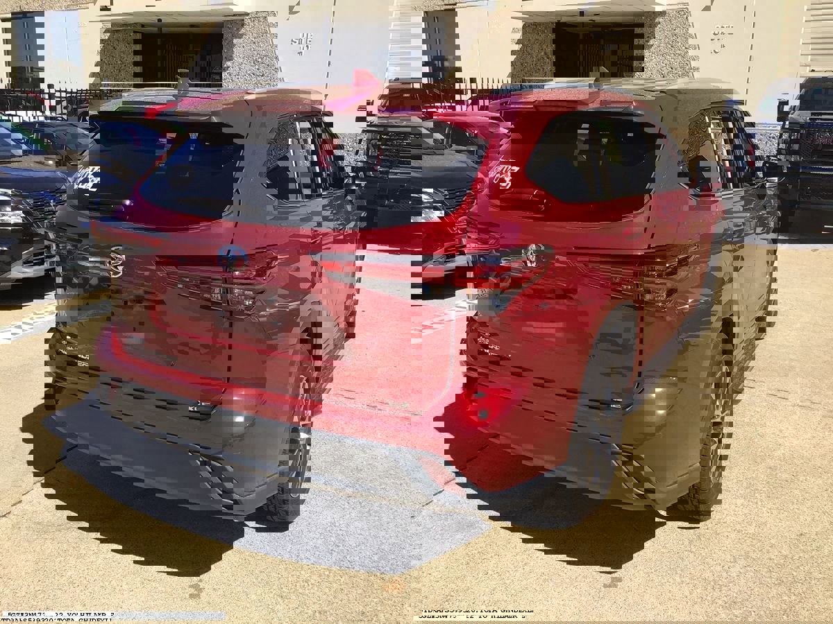 Used 2022 Toyota Highlander XLE image 5