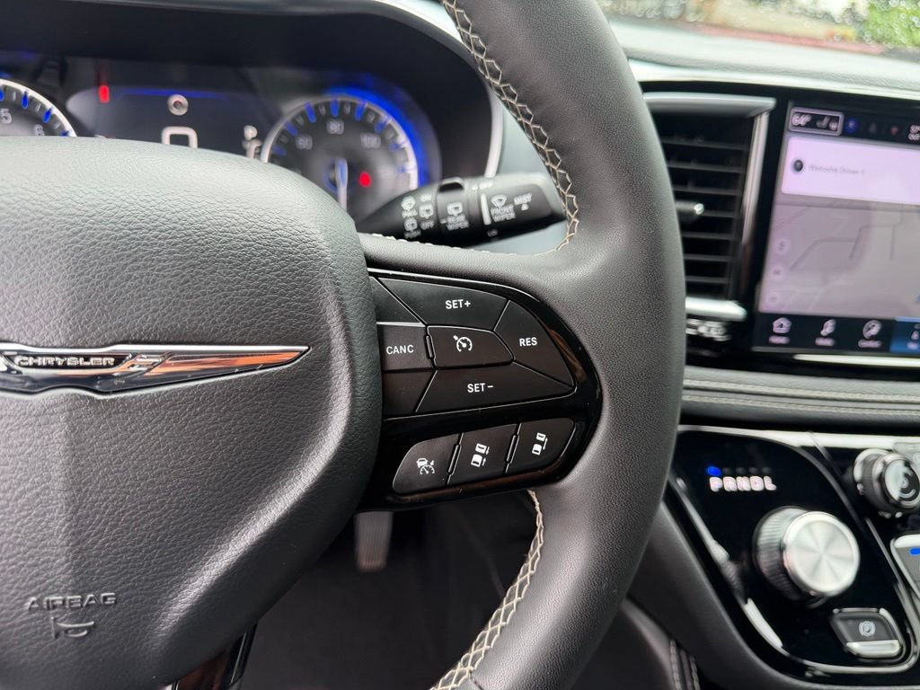 Used 2025 Chrysler Pacifica Limited FWD image 19