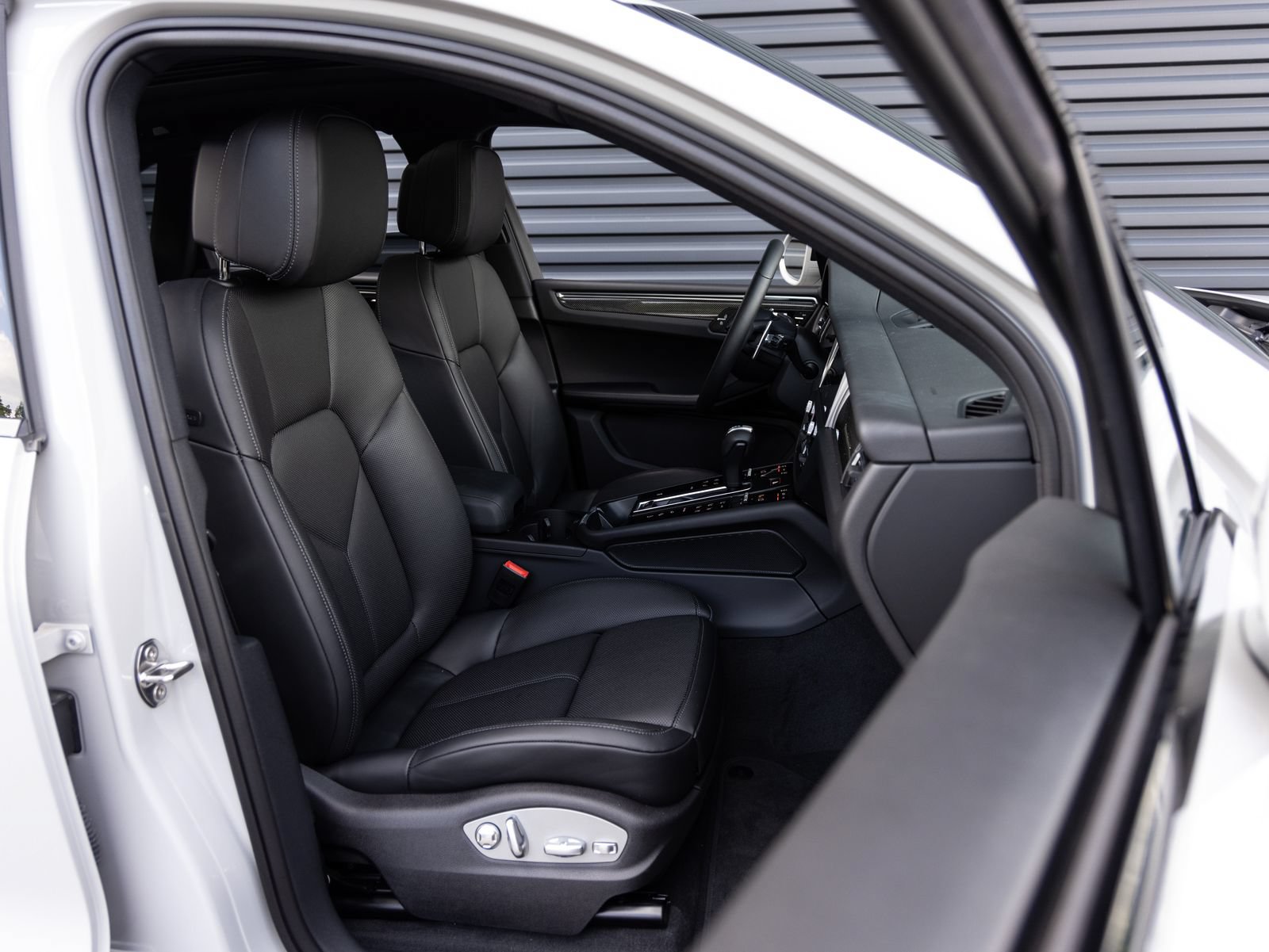 New 2025 Porsche Macan AWD/4WD image 33