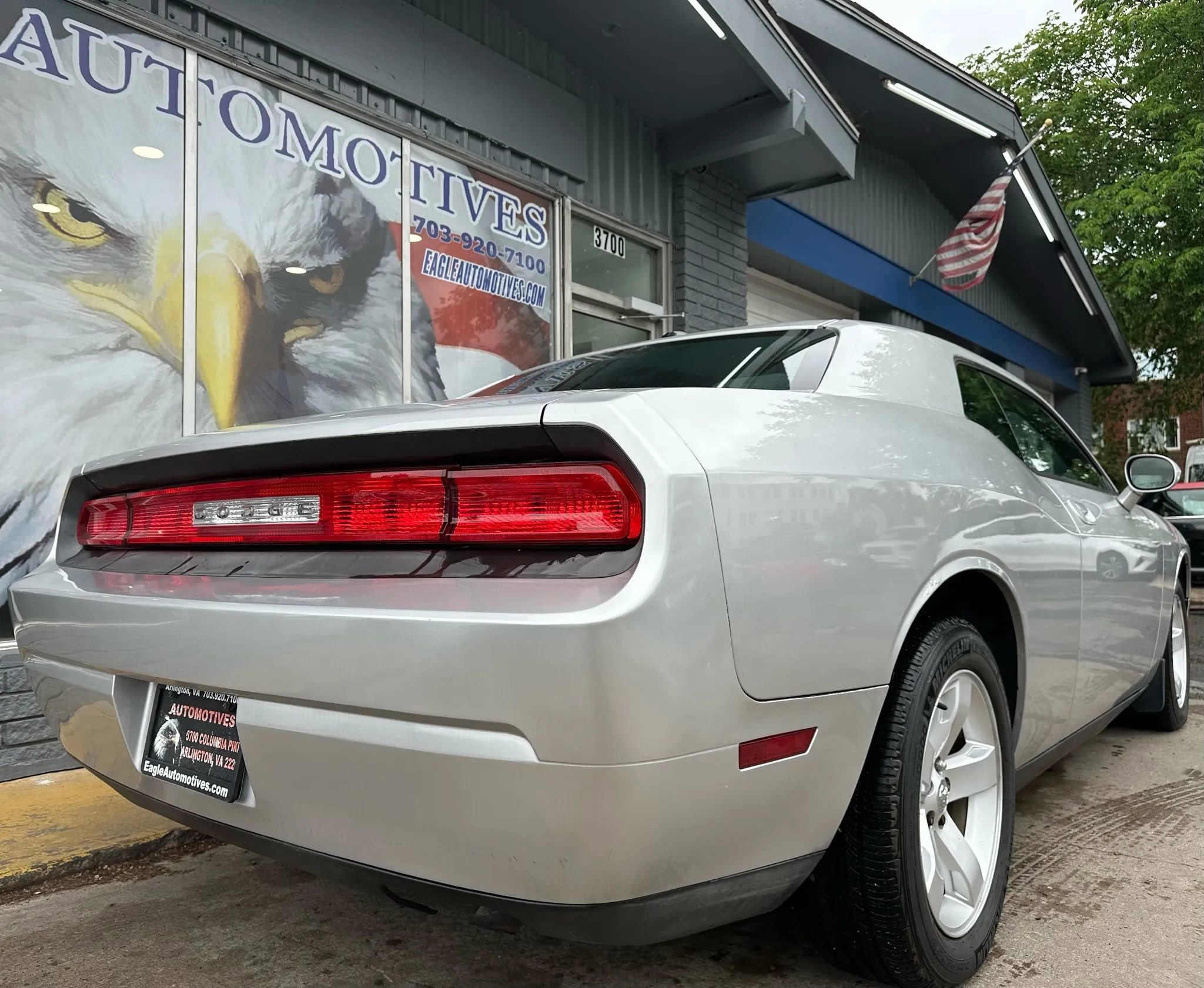 Used 2010 Dodge Challenger SE image 3