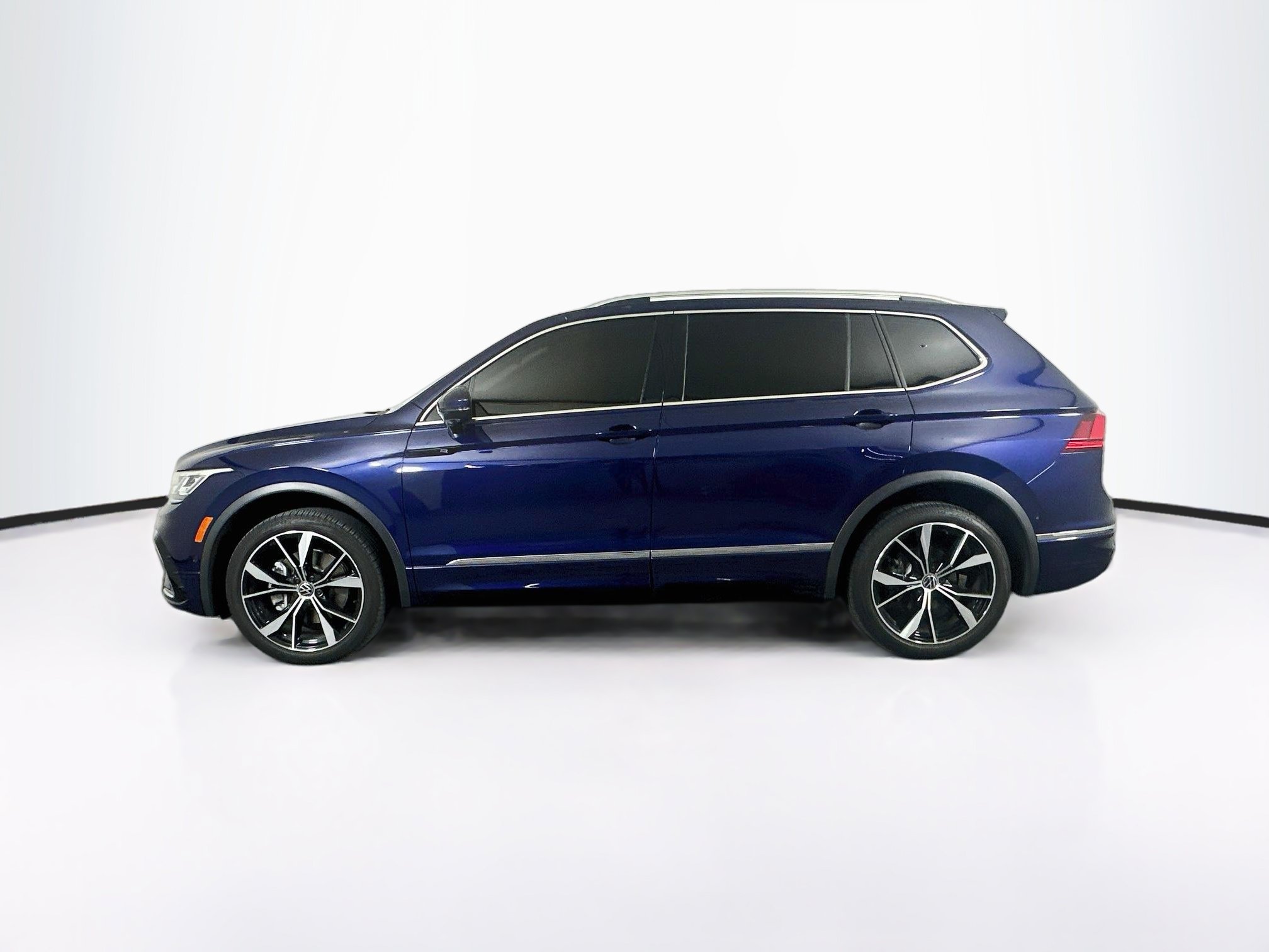 Used 2024 Volkswagen Tiguan SEL R-Line AWD/4WD image 4