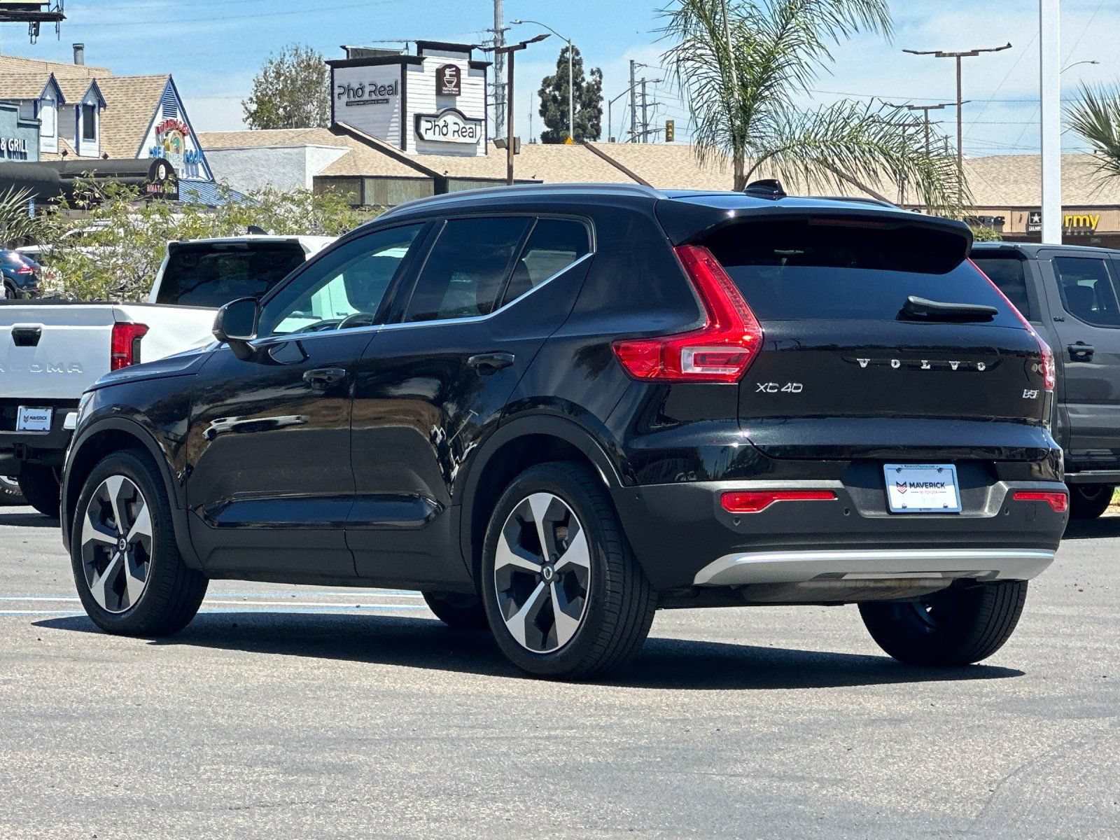 Used 2025 Volvo XC40 B5 Plus AWD/4WD image 3