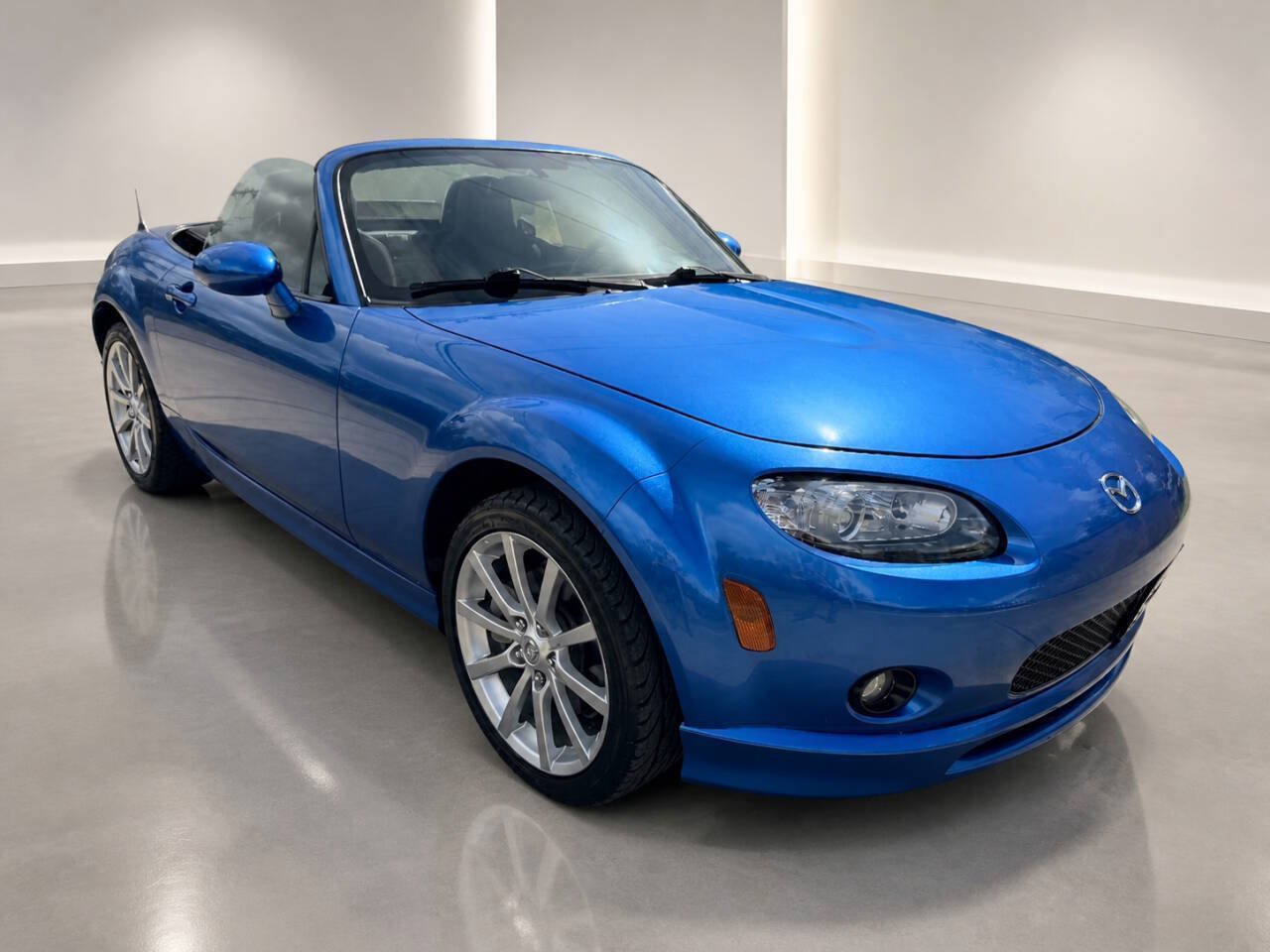 Used 2006 MAZDA MX-5 Miata Sport w/ Appearance Pkg RWD image 1