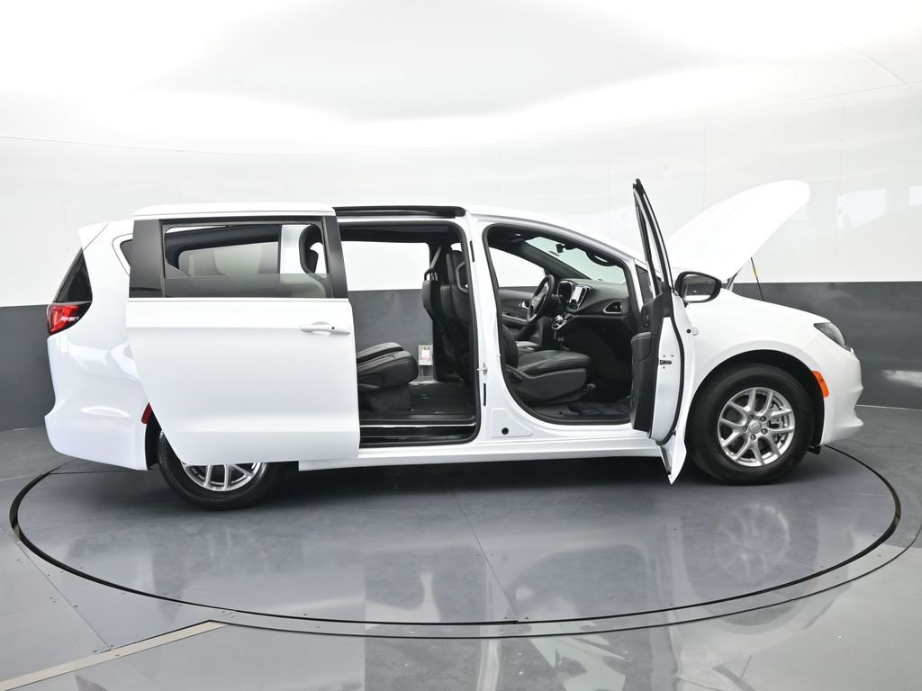 Used 2026 Chrysler Voyager LX image 70