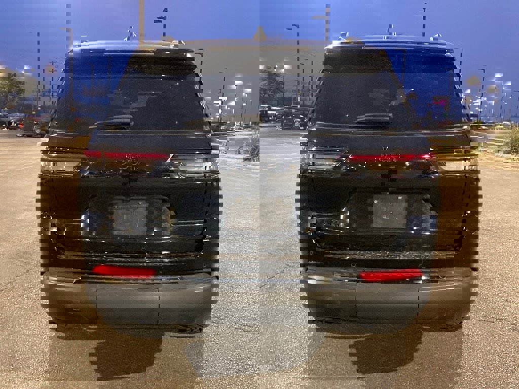 Used 2023 Jeep Grand Cherokee L Laredo image 6