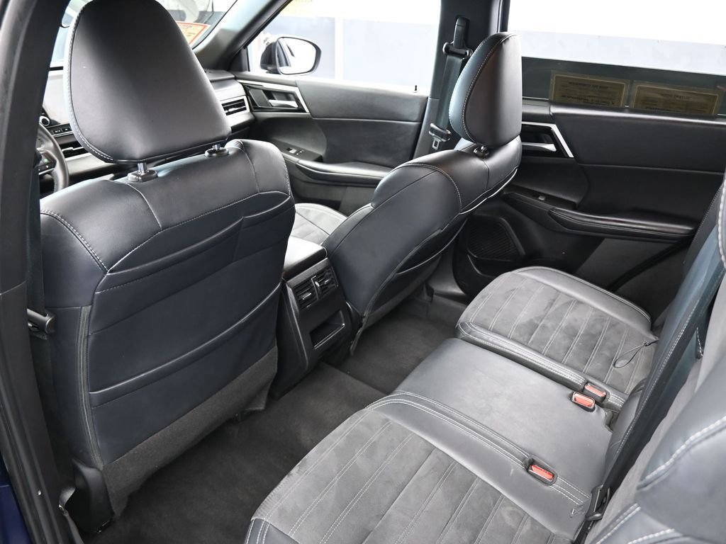 Used 2023 Mitsubishi Outlander SE image 40