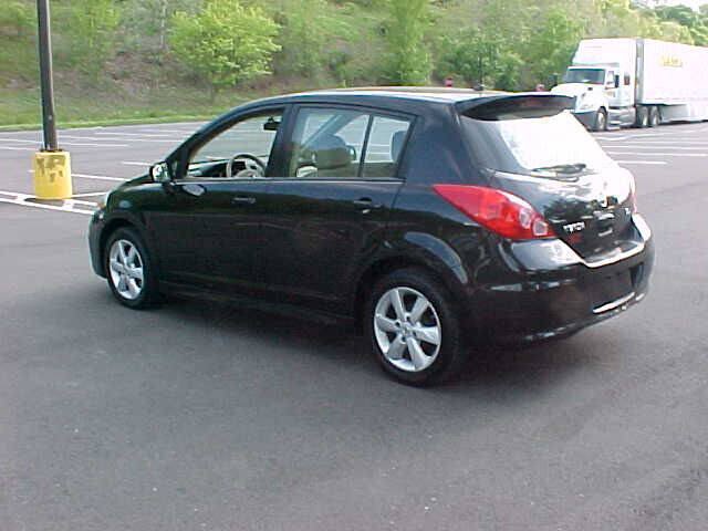 Used 2011 Nissan Versa Hatchback w/ Premium Pkg FWD image 9