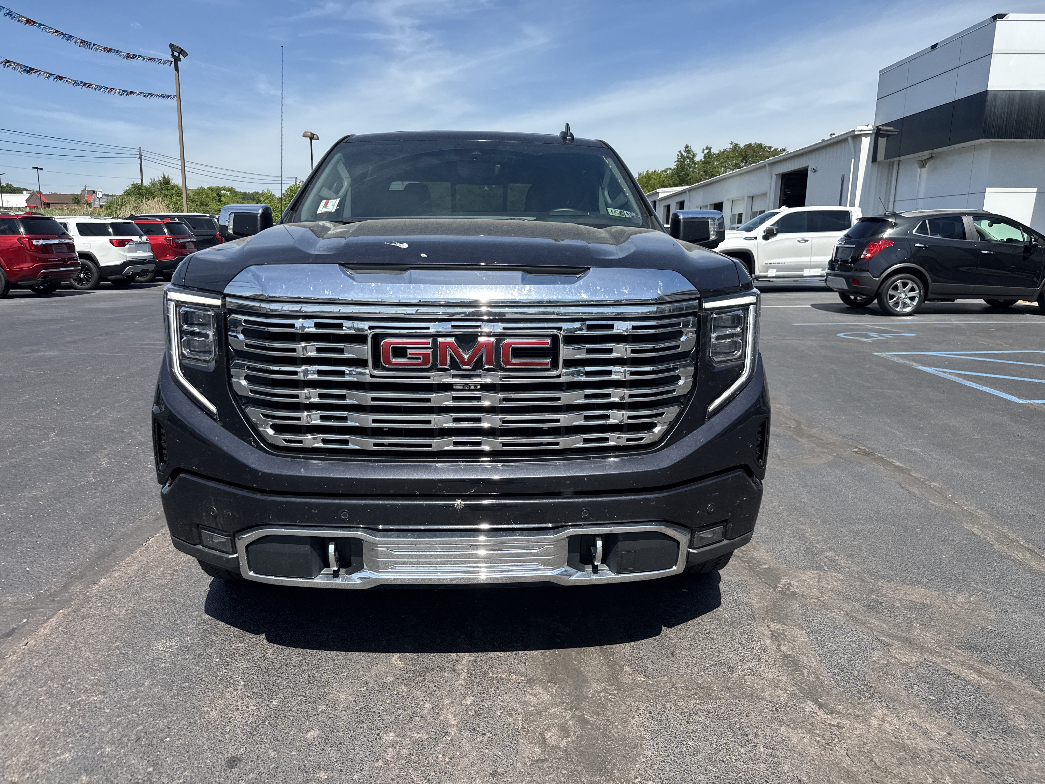 Used 2023 GMC Sierra 1500 Denali w/ Technology Package AWD/4WD image 9