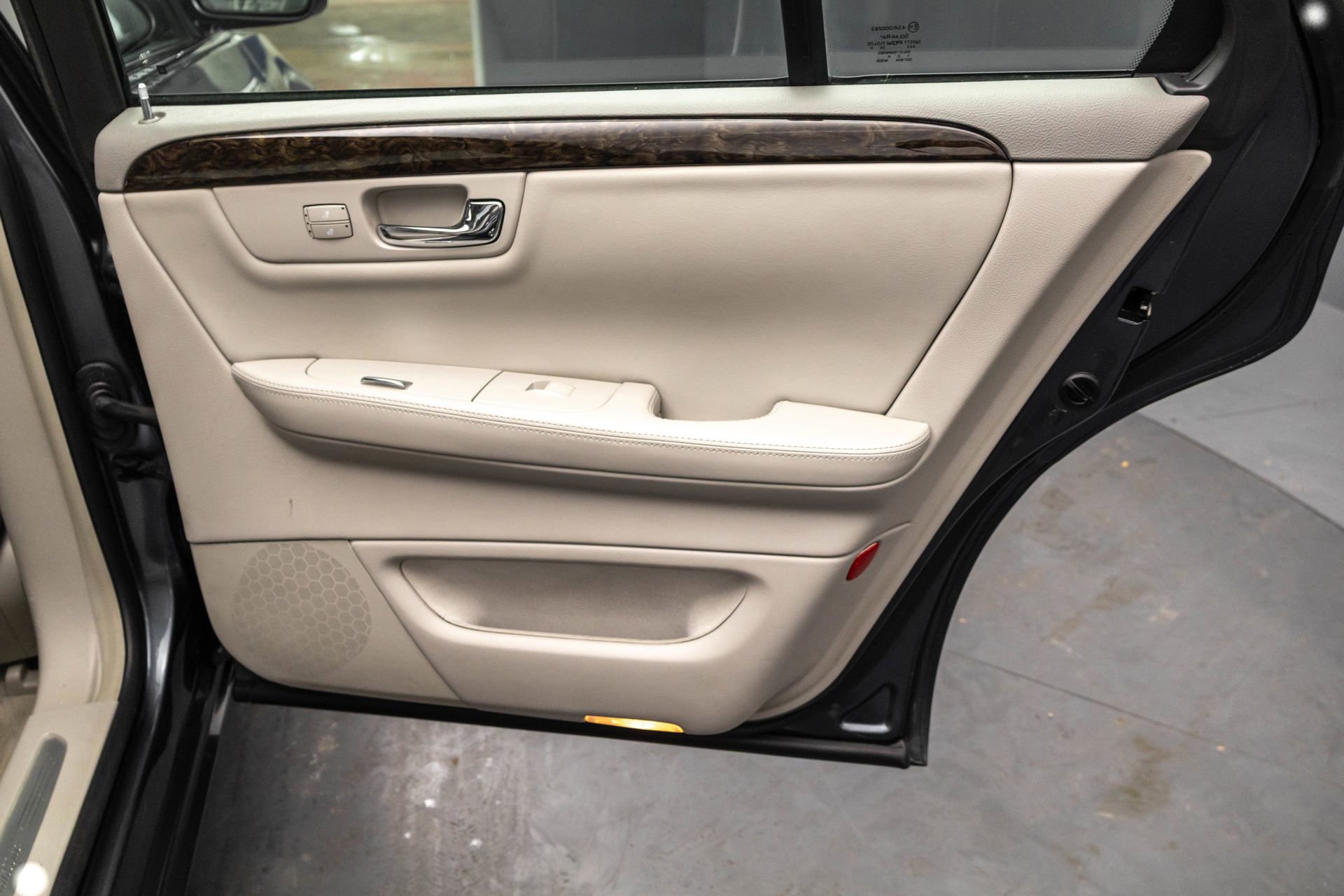 Used 2011 Cadillac DTS Luxury image 36