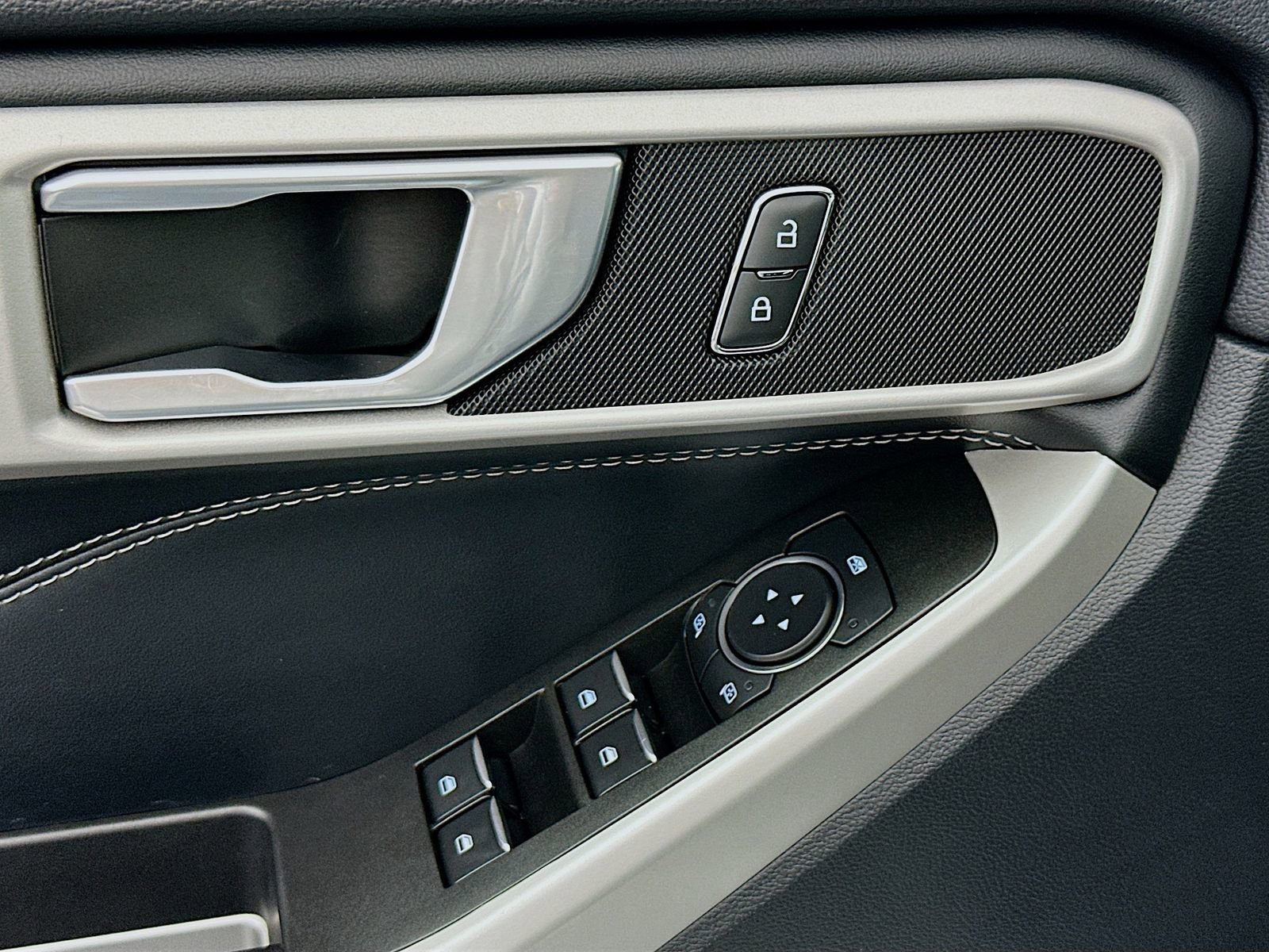 Used 2022 Ford Explorer XLT AWD/4WD image 18