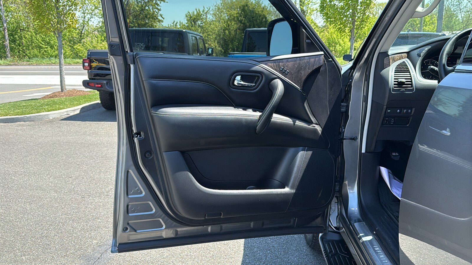 Used 2021 INFINITI QX80 Premium Select w/ All-Season Package AWD/4WD image 11