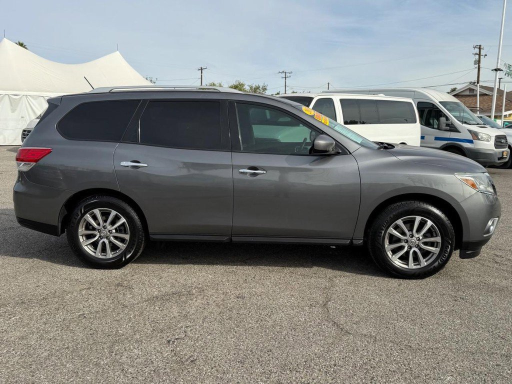 Used 2015 Nissan Pathfinder SV image 4