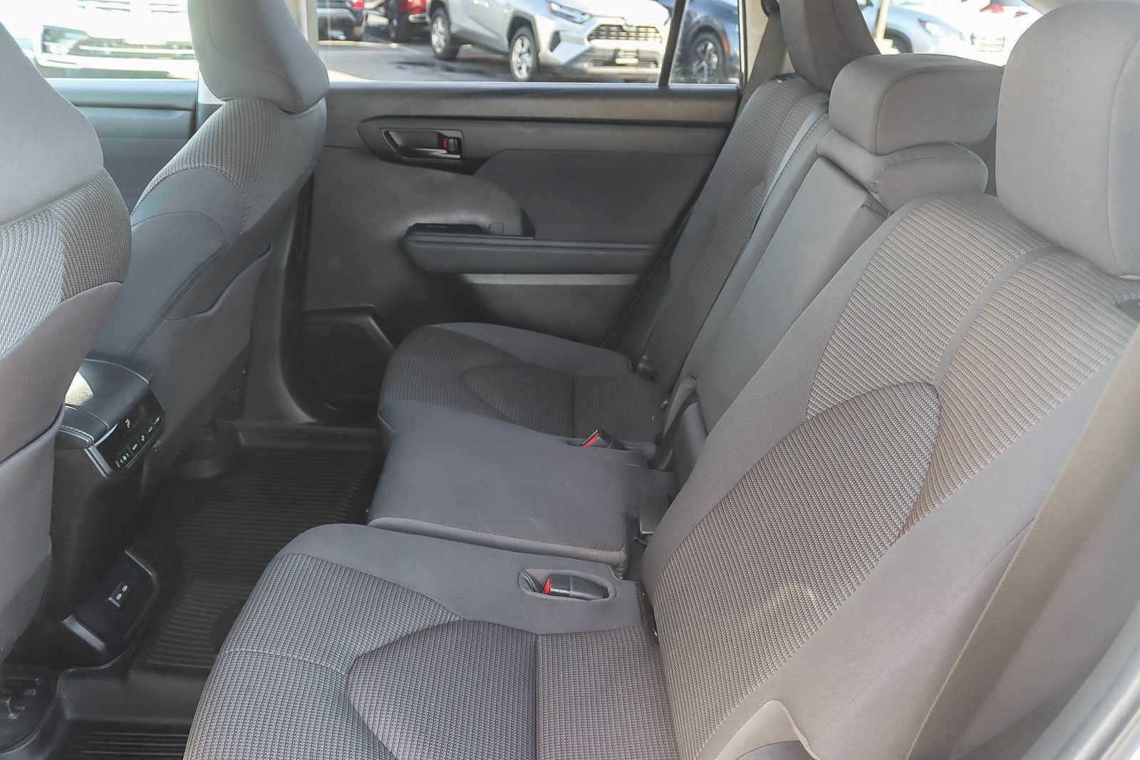 Used 2023 Toyota Highlander L image 17