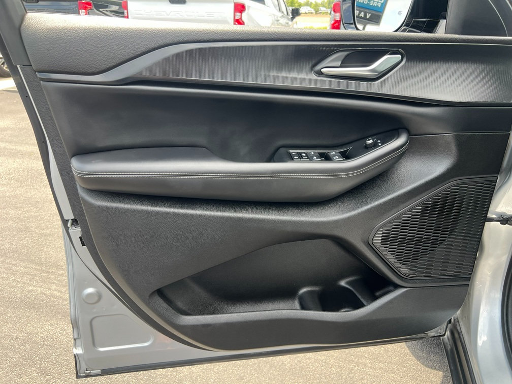 Used 2024 Jeep Grand Cherokee L Altitude RWD image 5