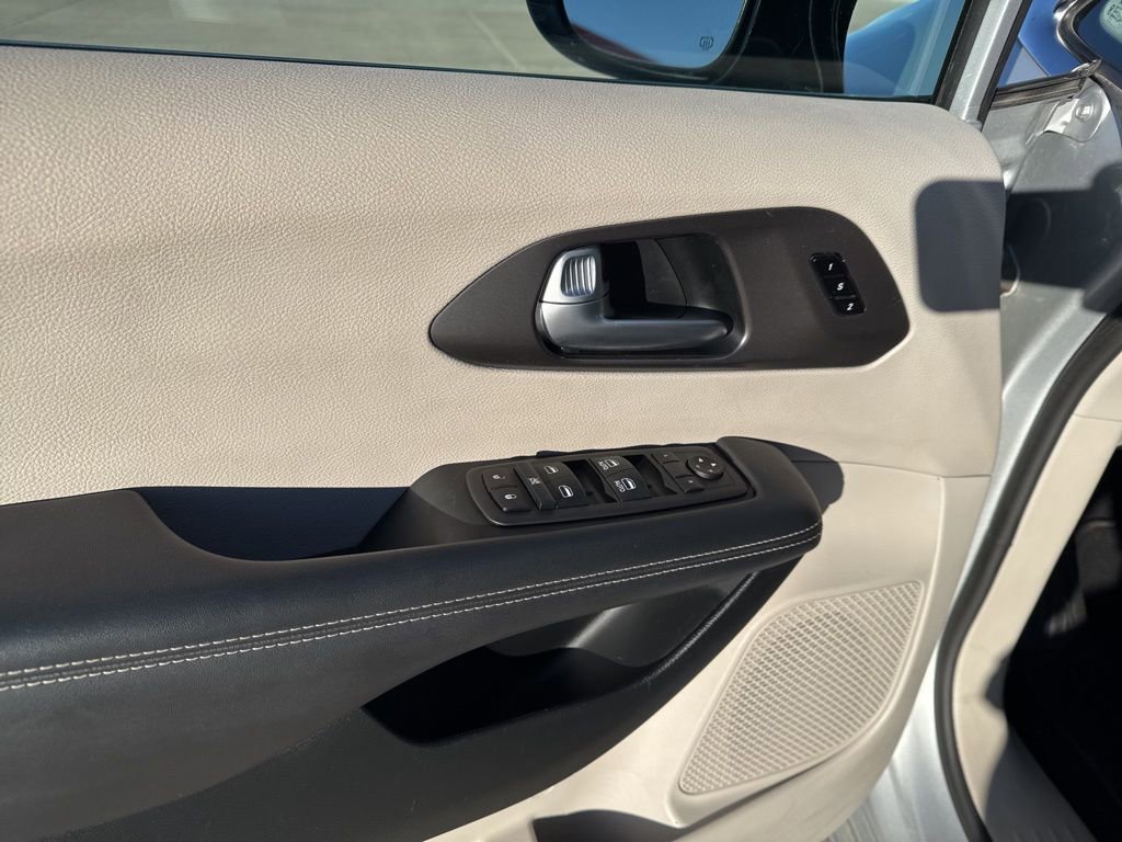 Used 2024 Chrysler Pacifica Touring-L image 13