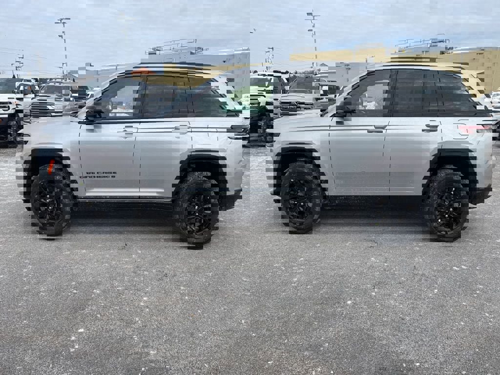 New 2026 Jeep Grand Cherokee Altitude image 2