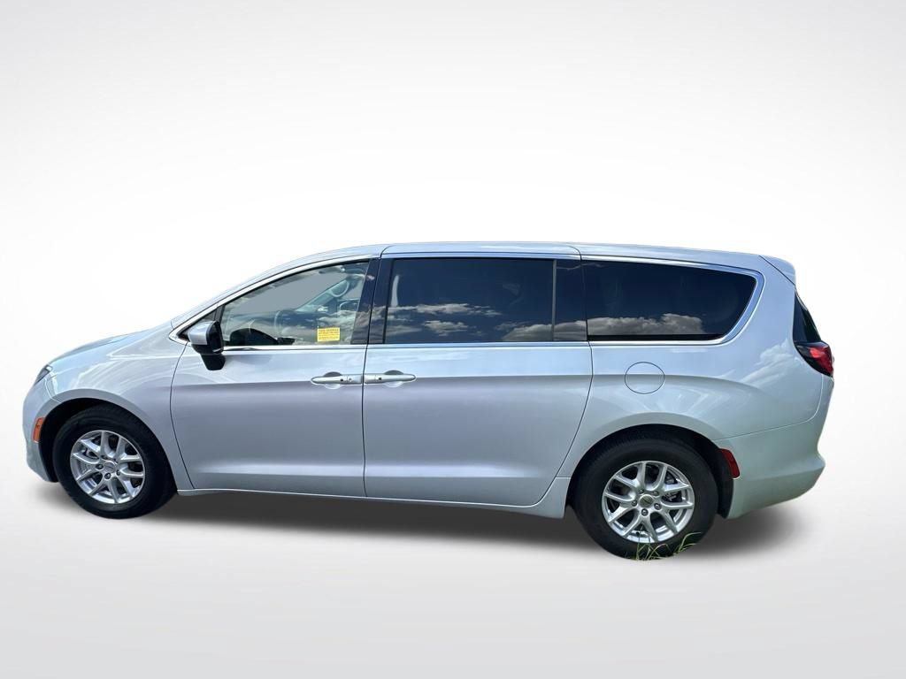 Used 2023 Chrysler Voyager LX FWD image 2