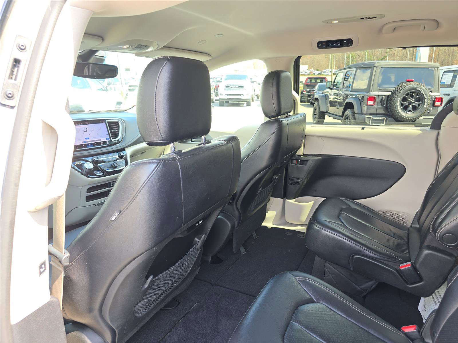 Used 2022 Chrysler Pacifica Touring-L image 16