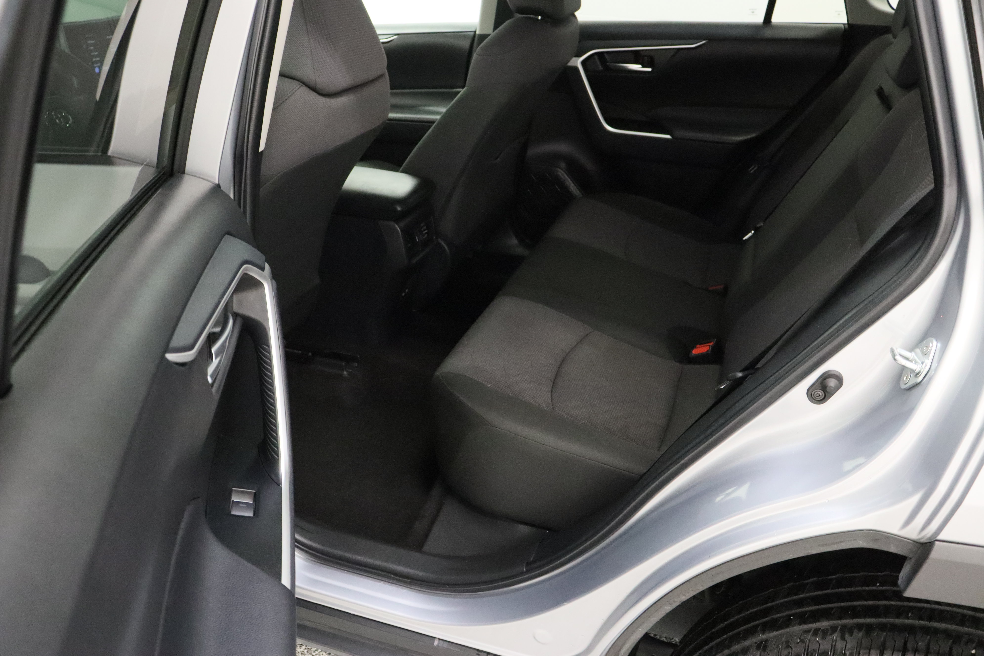 Used 2025 Toyota RAV4 XLE FWD image 28
