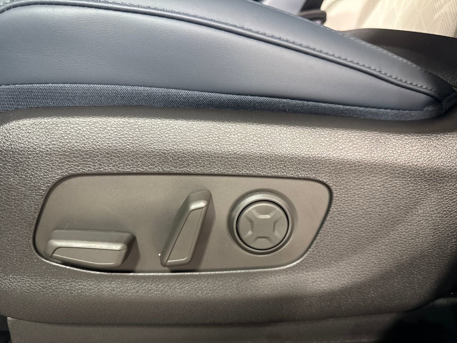 New 2026 Kia Carnival EX FWD image 24