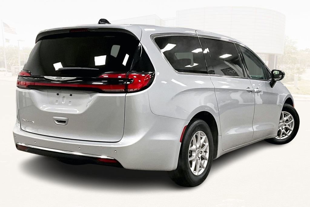 Used 2024 Chrysler Pacifica Touring-L image 6