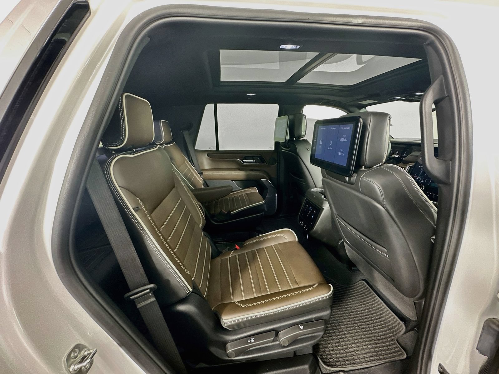 Used 2025 GMC Yukon Denali Ultimate w/ LPO, Floor Liner Package AWD/4WD image 32