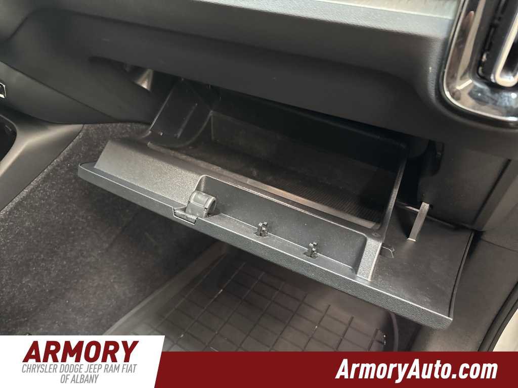 Used 2023 Volvo XC40 B5 Core w/ Convenience Package image 40